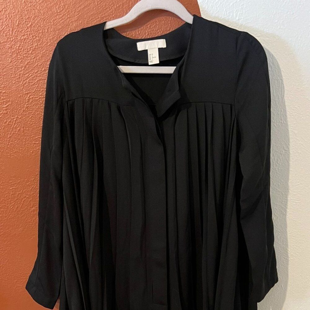 H&M long sleeve black dress swing style fitted sleeve pleated button down size 2